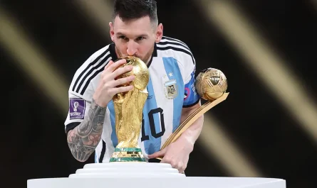 Messi 2022 Katar'da Dünya Kupası'nı öpüyor